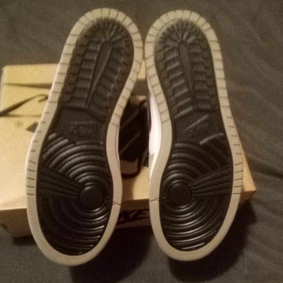 Men's Retro 1 Jordan Tan/White/Burgundy Size 10 - Picture 3 of 11